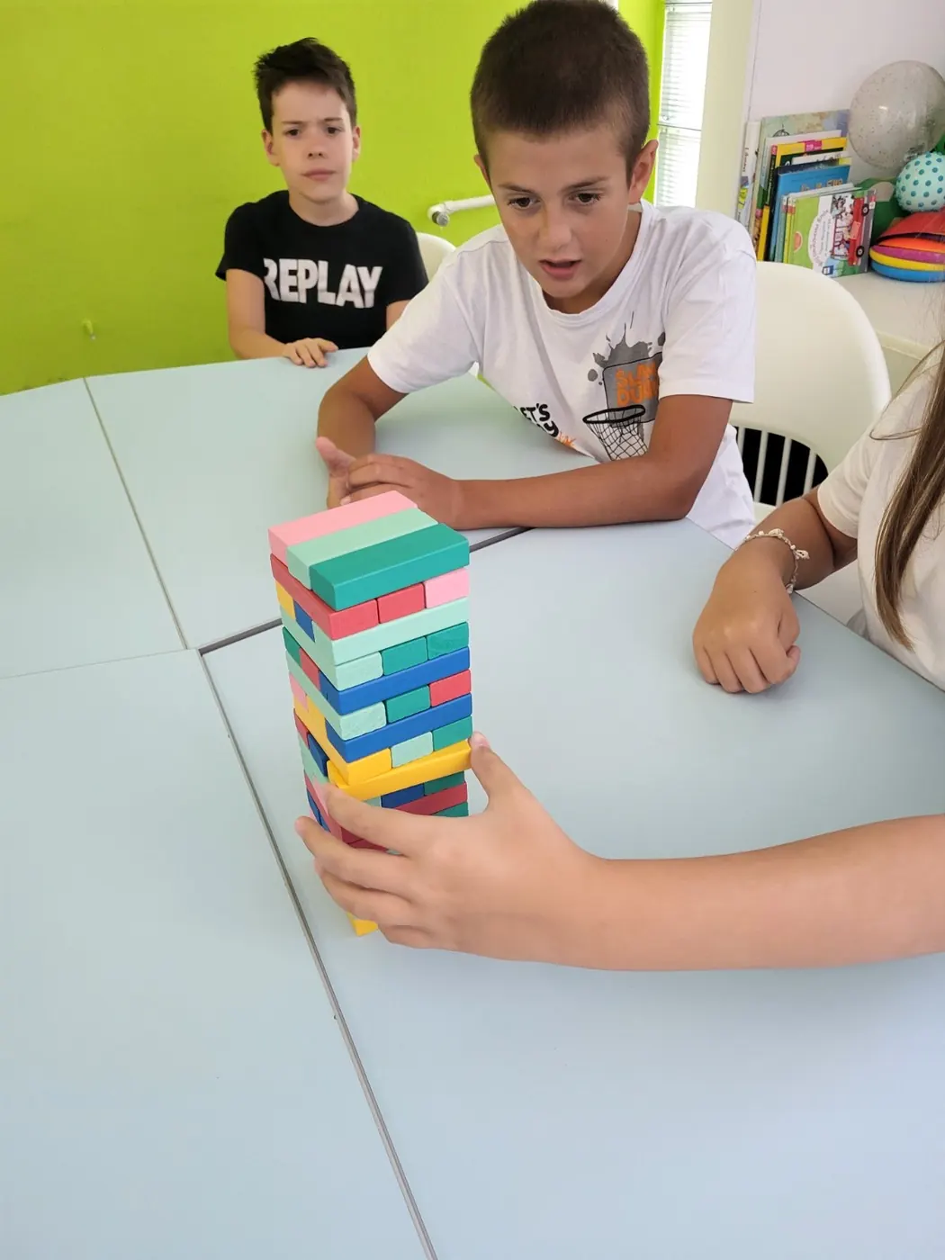 Deca rade na kreativnom zadatku u maloj grupi