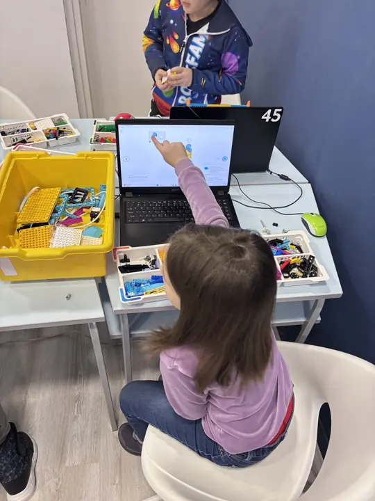 Dete razvija digitalni projekat na računaru